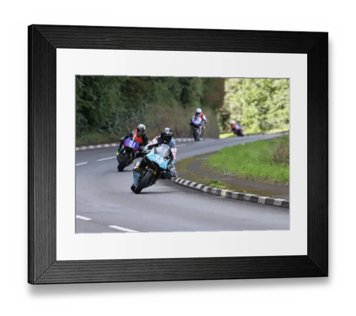 Framed Print : Ross Orchard (Yamaha) and Andy Lovett (Honda) at Quarry Bends