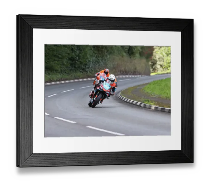 Framed Print : Irish Michael Gahan (Aprilia) and Martin Morris (Aprilia) at Quarry Bends Framed Print : Irish Michael Gahan (Aprilia) and Martin Morris (Aprilia) at Quarry Bends