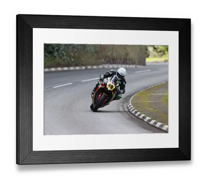 Framed Print : Nigel Rea Suzuki 2022 Senior Manx Grand Prix Framed Print : Nigel Rea Suzuki 2022 Senior Manx Grand Prix