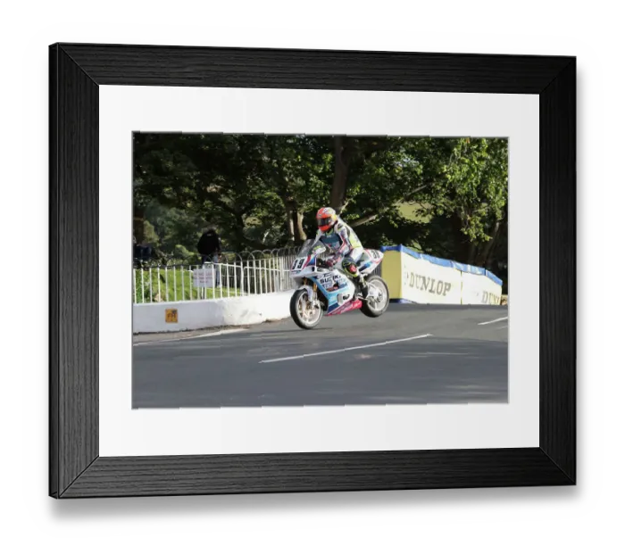 Framed Print : Roger Wibberley Suzuki 2022 Classic Superbike Manx Grand Prix