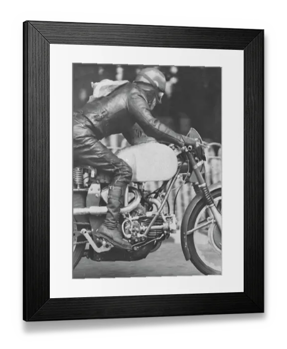Framed Print : Omobono Tenni (Guzzi) flies Ballaugh Bridge Framed Print : Omobono Tenni (Guzzi) flies Ballaugh Bridge