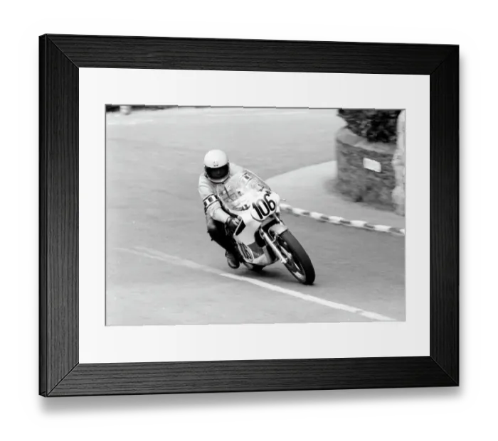 Framed Print : George Paterson Yamaha 1977 Junior Manx Grand Prix Framed Print : George Paterson Yamaha 1977 Junior Manx Grand Prix