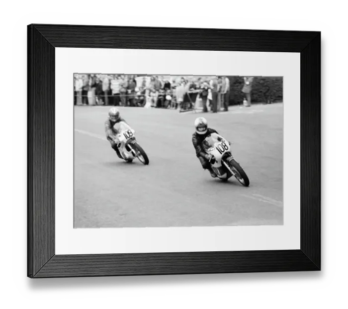 Framed Print : Dave Parry Yamaha Adrian Marsh 1977 Junior Manx Grand Prix Framed Print : Dave Parry Yamaha Adrian Marsh 1977 Junior Manx Grand Prix