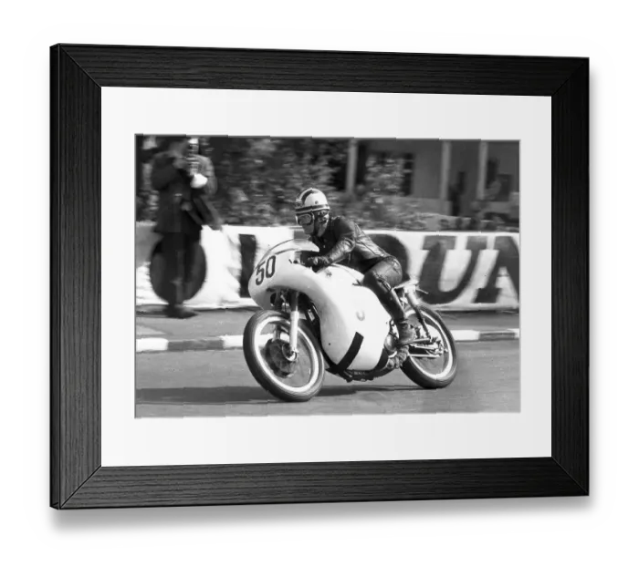 Framed Print : Neil Pendreigh (Norton) At Quarter Bridge 1966 Senior Manx Grand Prix