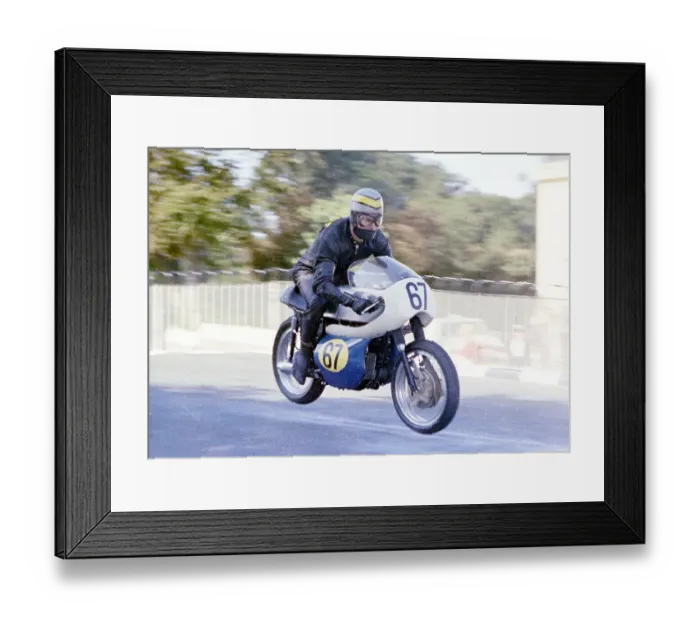 Framed Print : Ray Pickrell Triumph 1967 Senior Manx Grand Prix Framed Print : Ray Pickrell Triumph 1967 Senior Manx Grand Prix