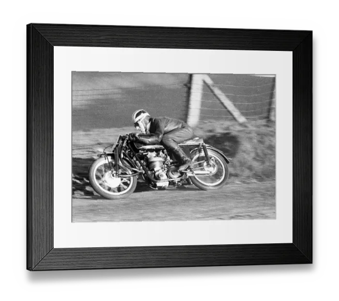 Framed Print : Bill Lomas (Earles Velocette) at Windy Corner, practicing for the 1952 Lightweight TT Framed Print : Bill Lomas (Earles Velocette) at Windy Corner, practicing for the 1952 Lightweight TT
