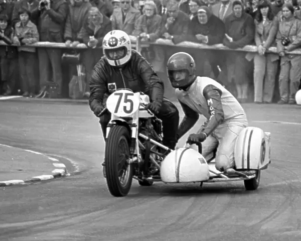 Neil Sutherland Mortimer Murray Triton 1975 1000 Sidecar TT