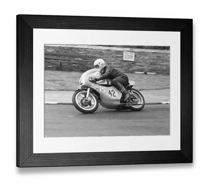 Framed Print : Jack Higham Yamaha 1975 Senior Manx Grand Prix Framed Print : Jack Higham Yamaha 1975 Senior Manx Grand Prix
