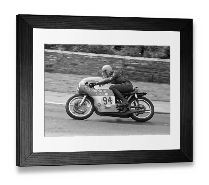 Framed Print : Bob Simmons Harrow Suzuki 1975 Senior Manx Grand Prix Framed Print : Bob Simmons Harrow Suzuki 1975 Senior Manx Grand Prix