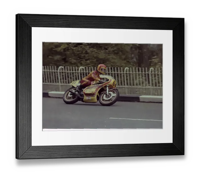 Framed Print : Barry Smith (Yamaha) at Braddan Bridge, 1979 Senior TT Framed Print : Barry Smith (Yamaha) at Braddan Bridge, 1979 Senior TT