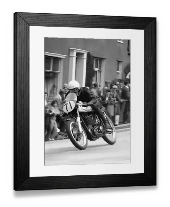Framed Print : Canadian Dave Wildman (Norton) on Bray Hill Framed Print : Canadian Dave Wildman (Norton) on Bray Hill