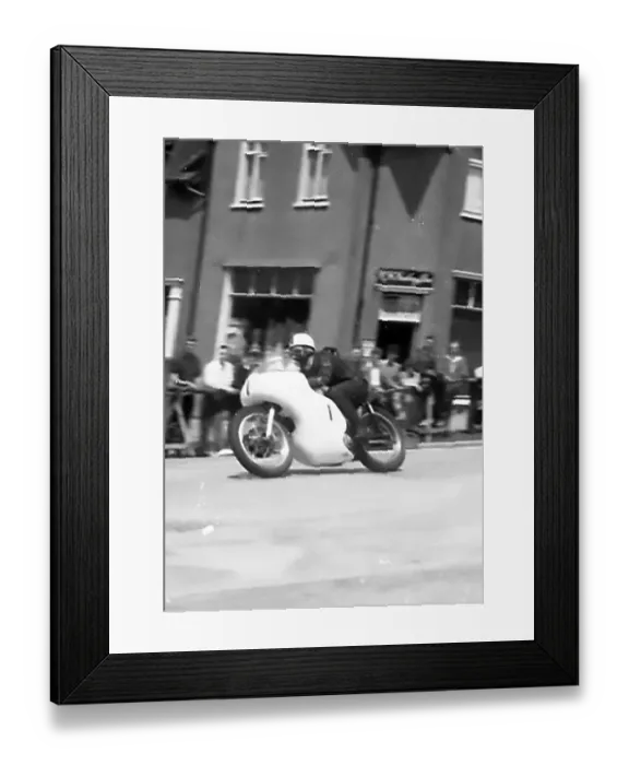 Framed Print : Bob Brown (Norton) on Bray Hill, 1960 Senior TT Framed Print : Bob Brown (Norton) on Bray Hill, 1960 Senior TT