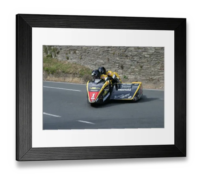 Framed Print : Dave Molyneux: 2004 Sidecar TT race B Framed Print : Dave Molyneux: 2004 Sidecar TT race B
