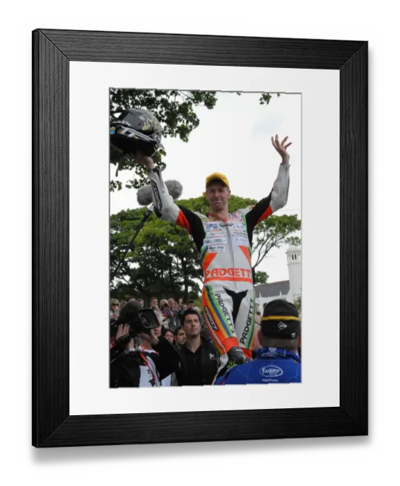 Framed Print : I got five! Ian Hutchinson - TT 2010