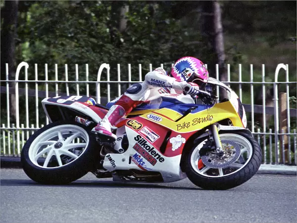 Steve Hislop at Braddan Bridge: 1990 Supersport 400 TT