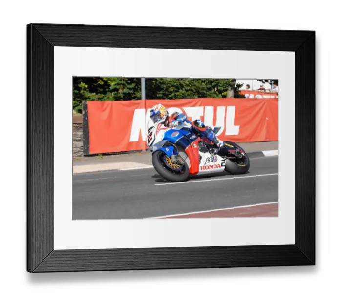 Framed Print : Keith Amor at Quarter Bridge: 2011 Senior TT Framed Print : Keith Amor at Quarter Bridge: 2011 Senior TT