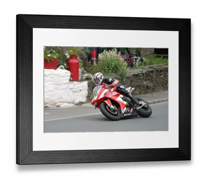 Framed Print : John McGuinness at Ballacraine: 2005 Formula One TT Framed Print : John McGuinness at Ballacraine: 2005 Formula One TT