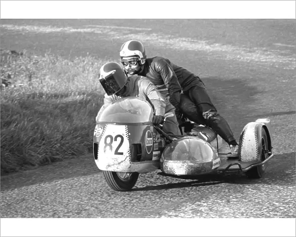 Dave French and N Thomson (Stable BSA) at the Gooseneck: 1972 750 Sidecar TT