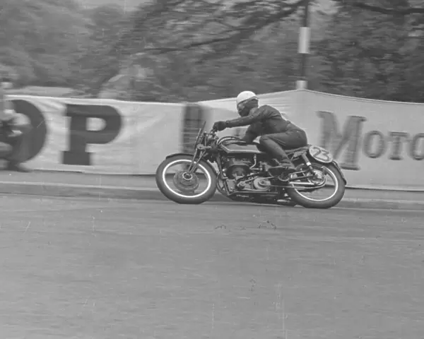 Les Graham at Quarter Bridge: 1952 Ultra Lightweight TT