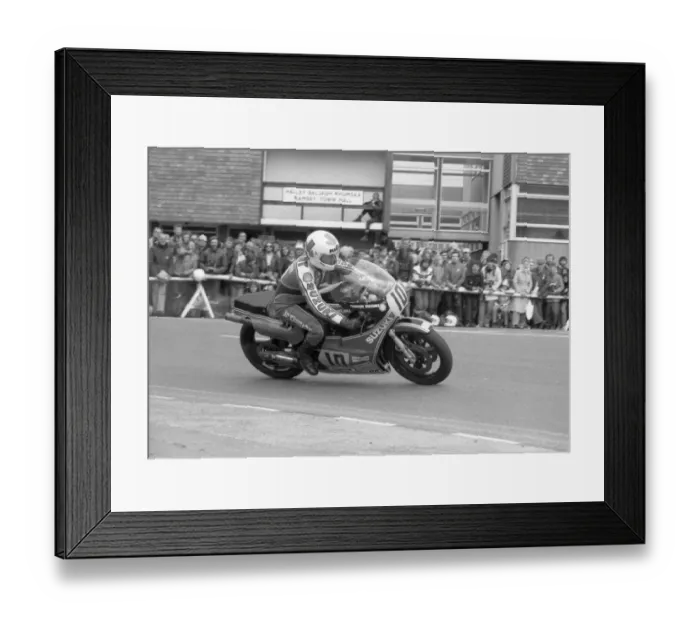 Framed Print : Mick Grant (Suzuki) at Parliament Square: 1981 Classic TT Framed Print : Mick Grant (Suzuki) at Parliament Square: 1981 Classic TT