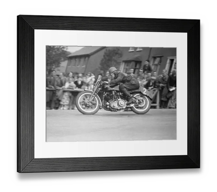 Framed Print : Phil Heath (Vincent) on Bray Hill; 1952 Senior TT Framed Print : Phil Heath (Vincent) on Bray Hill; 1952 Senior TT