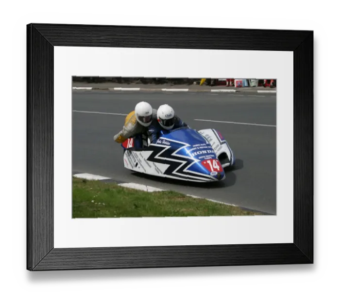 Framed Print : John Holden / Jamie Winn (Fanuc Honda) 2004 Sidecar TT Framed Print : John Holden / Jamie Winn (Fanuc Honda) 2004 Sidecar TT