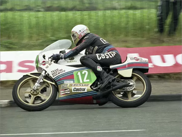 Mike Hailwood (Yamaha) at Signpost Corner: 1978 Lightweight TT