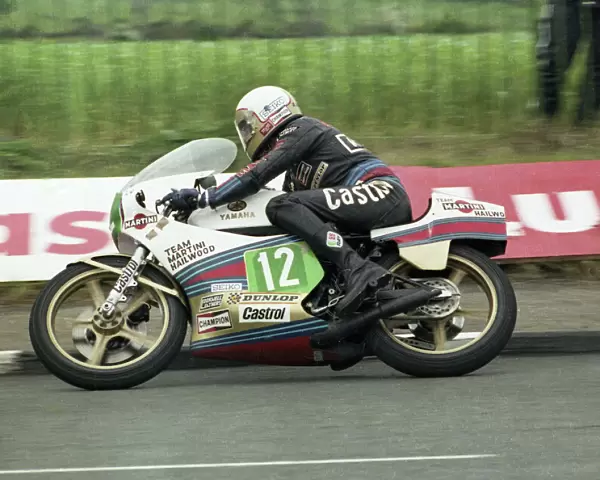 Mike Hailwood (Yamaha) at Signpost Corner: 1978 Lightweight TT