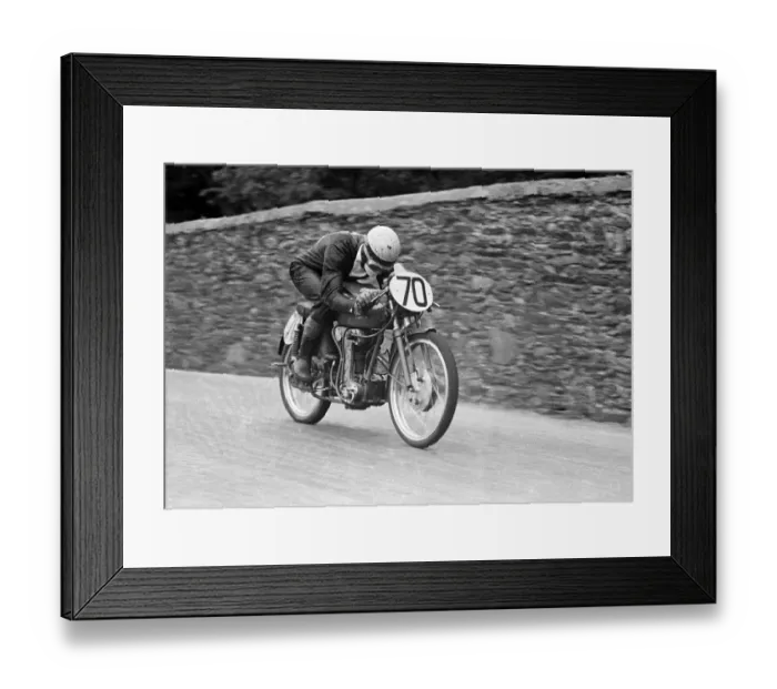 Framed Print : Cecil Sandford (MV) on Braddan Straight: 1952 Ultra Lightweight TT Framed Print : Cecil Sandford (MV) on Braddan Straight: 1952 Ultra Lightweight TT