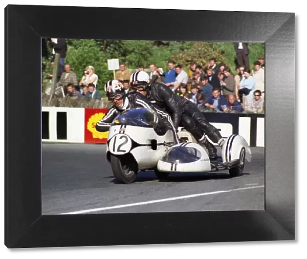 Alan Sunsum  /  Alex Macfadzean (Triumph) at Quarter Bridge: 1968 Sidecar TT