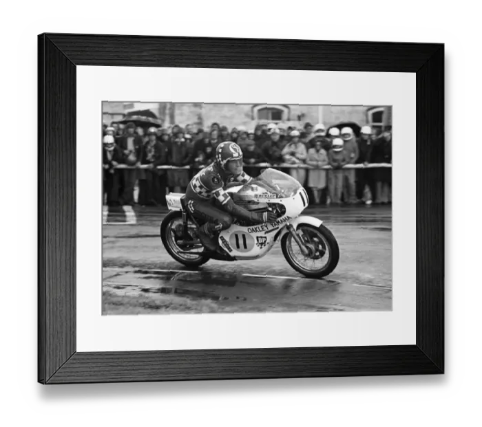 Framed Print : Geoff Barry (Yamaha) 1975 Senior TT Framed Print : Geoff Barry (Yamaha) 1975 Senior TT