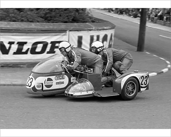 Roger Dutton & Tony Wright (Triumph) 1974 750 Sidecar TT