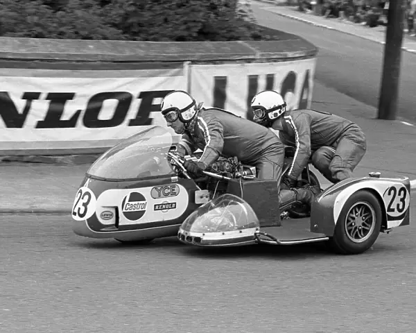 Roger Dutton & Tony Wright (Triumph) 1974 750 Sidecar TT
