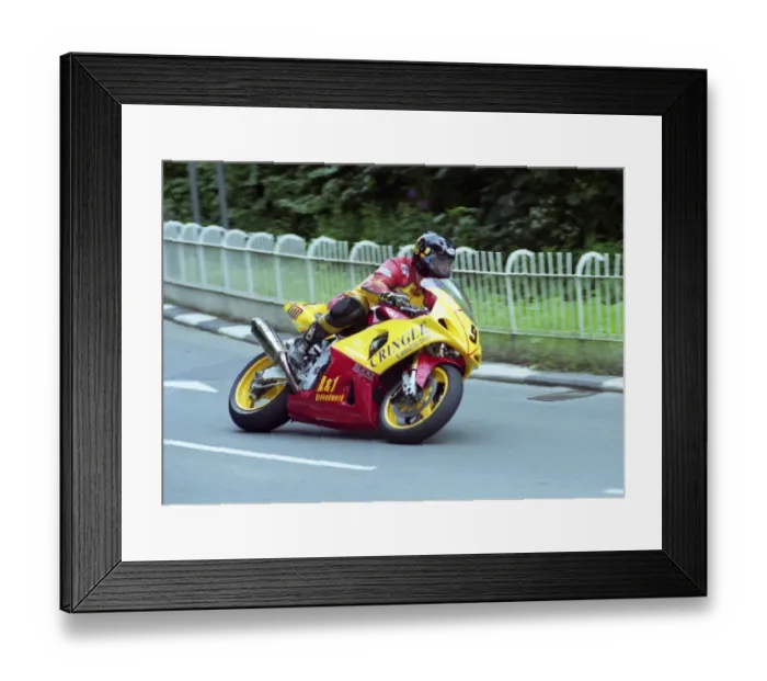 Framed Print : Paul Hunt (Suzuki) 2003 Senior TT Framed Print : Paul Hunt (Suzuki) 2003 Senior TT