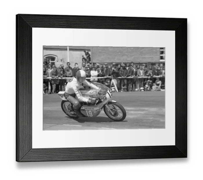 Framed Print : Roger Nichols (Shepherd Suzuki) 1975 Junior TT Framed Print : Roger Nichols (Shepherd Suzuki) 1975 Junior TT