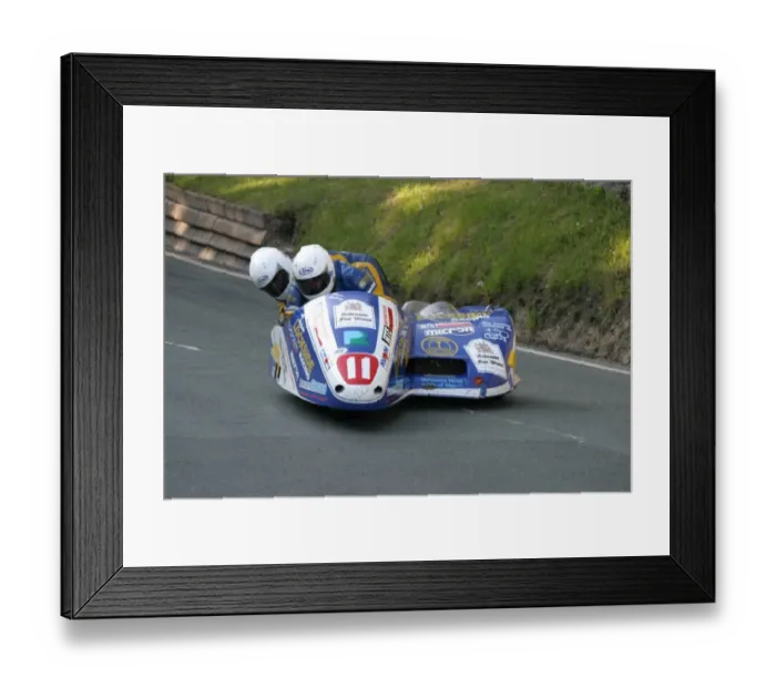 Framed Print : Steve Norbury & Andrew Smith (Shelbourne Yamaha) 2003 Sidecar TT