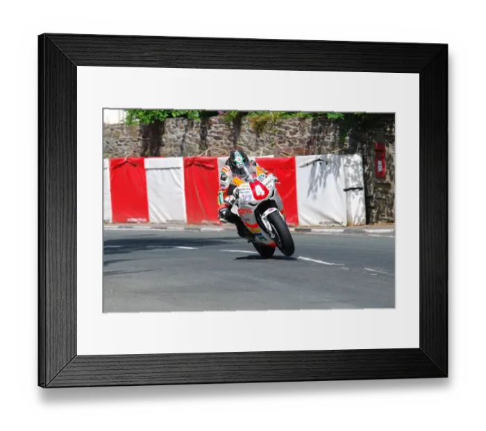 Framed Print : Ian Hutchinson (Honda) 2010 Superstock TT Framed Print : Ian Hutchinson (Honda) 2010 Superstock TT