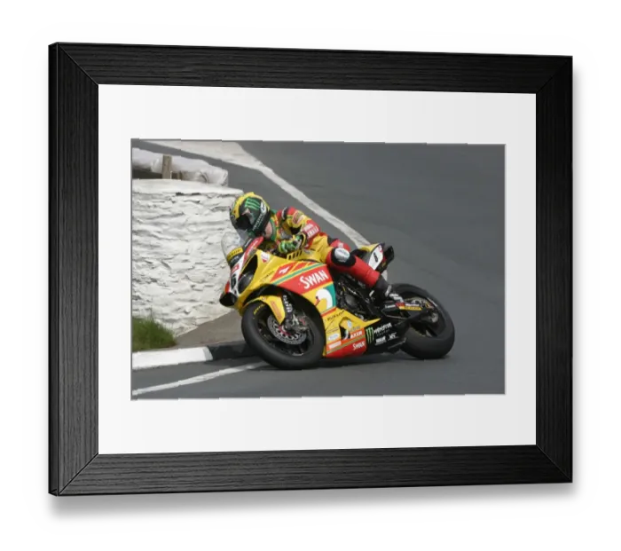 Framed Print : Ian Hutchinson (Yamaha) 2012 Superbike TT Framed Print : Ian Hutchinson (Yamaha) 2012 Superbike TT