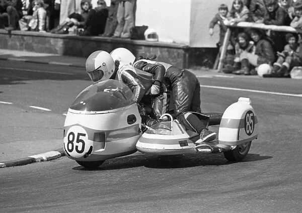 Adrian Rivett & Giana Ward (BMW) 1975 500cc Sidecar TT