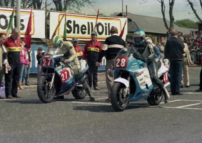 Framed Print : Alan Batson (Suzuki) & Dave Pither (Kawasaki) 1986 Production A TT Framed Print : Alan Batson (Suzuki) & Dave Pither (Kawasaki) 1986 Production A TT