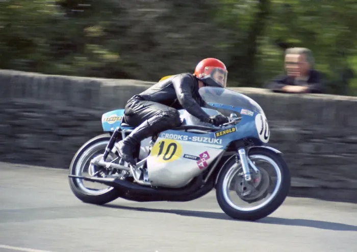 Framed Print : Alan Dowie (Crooks Suzuki) 1974 Senior Manx Grand Prix Framed Print : Alan Dowie (Crooks Suzuki) 1974 Senior Manx Grand Prix