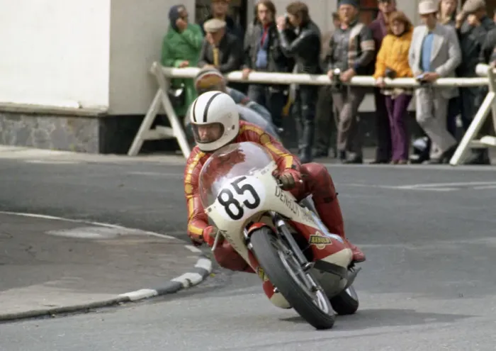 Framed Print : Alan Duffus (Oliver Yamaha) 1974 Junior Manx Grand Prix Framed Print : Alan Duffus (Oliver Yamaha) 1974 Junior Manx Grand Prix
