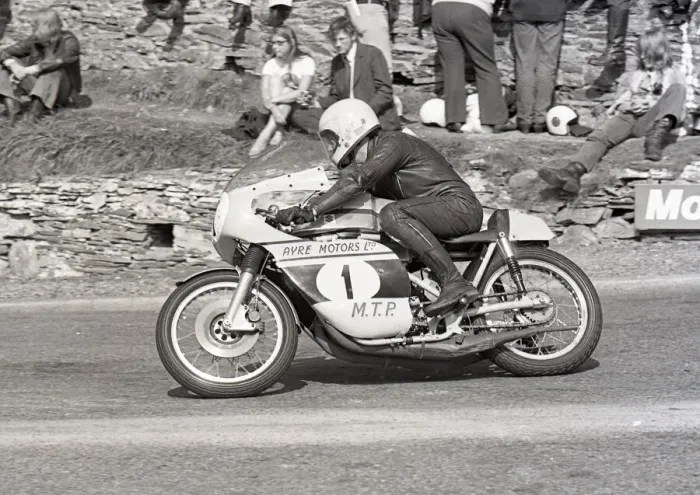 Framed Print : Alan Jackson (Suzuki) 1973 Senior Manx Grand Prix