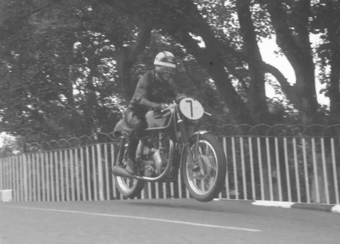 Framed Print : Alan Kenny (Velocette) 1962 Senior Manx Grand Prix Framed Print : Alan Kenny (Velocette) 1962 Senior Manx Grand Prix
