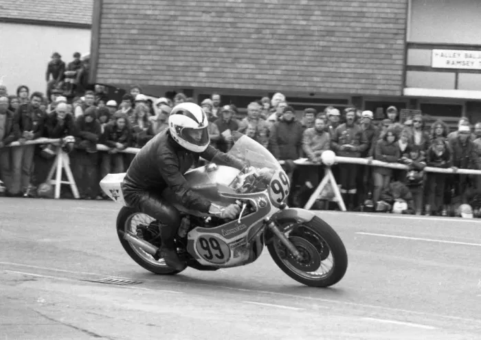 Framed Print : Alan Lawton (Yamaha) 1981 Senior TT Framed Print : Alan Lawton (Yamaha) 1981 Senior TT
