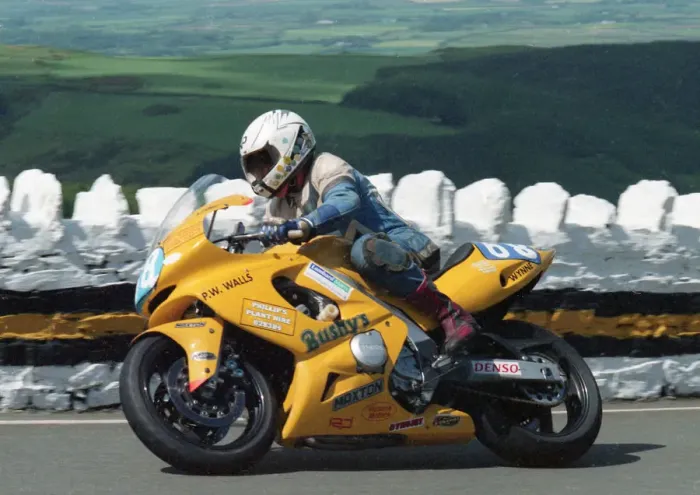 Framed Print : Alan Phillips (Yamaha) 2000 Junior TT Framed Print : Alan Phillips (Yamaha) 2000 Junior TT