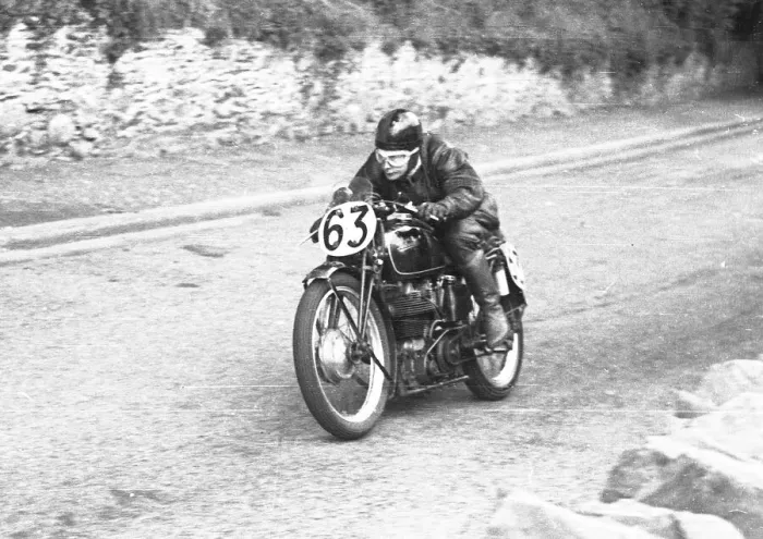Framed Print : Alan Raynor (Velocette) 1952 Junior Manx Grand Prix