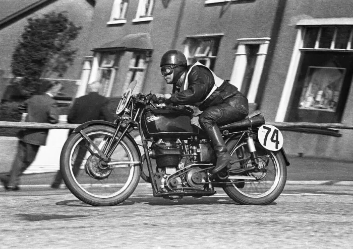 Framed Print : Alan Raynor (Velocette) 1953 Junior Manx Grand Prix Framed Print : Alan Raynor (Velocette) 1953 Junior Manx Grand Prix