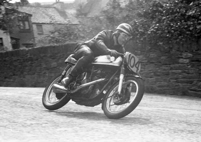 Framed Print : Alan Trow (Norton) 1955 Senior Manx Grand Prix Framed Print : Alan Trow (Norton) 1955 Senior Manx Grand Prix
