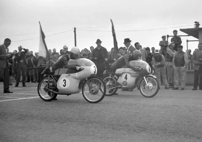 Framed Print : Alberto Pagani (Kreidler) and Hugh Anderson (Suzuki) 1963 50cc TT Framed Print : Alberto Pagani (Kreidler) and Hugh Anderson (Suzuki) 1963 50cc TT